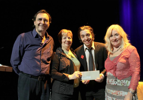 Le lauréat du Prix d’interprétation Michèle Dion, Francis Legendre, entouré de Pierre Legris (coordonnateur du programme Théâtre et médias), Lucie Comeau (directrice des études) et Michèle Dion (fondatrice du programme Théâtre et médias au Cégep de Trois-Rivières).