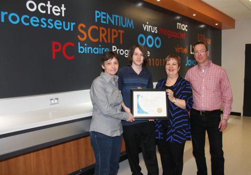 Stéphane Junior Hamelin, diplômé en informatique, reçoit une attestation de reconnaissance des mains de la directrice des études du collège, Lucie Comeau. Ils sont entourés des enseignants du département d’Informatique Marie-Paule Pellerin (coordonnatrice) et François Jacob.