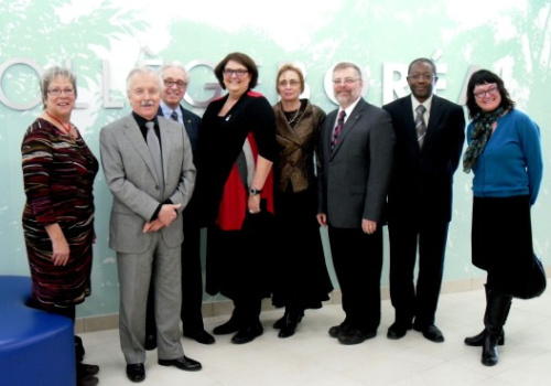 De gauche à droite : Mme Denyse Blanchet, secrétaire-trésorière du RCCFC et directrice générale du Collège Montmorency; M. Denis Hubert-Dutrisac, vice-président du RCCFC et président du Collège Boréal; M. Laurier Thibault, directeur général du RCCFC; Mme Ginette Sirois, présidente du CA du RCCFC et directrice générale du Cégep de Chicoutimi; Mme Lise Fisette, adjointe à la direction générale du RCCFC; M. Raymond-Robert Tremblay, membre du CA du RCCFC et directeur général du Cégep de Trois-Rivières; M. Bululu Kabatakaka, Directeur - Programmes postsecondaires/Intégration, Collège Boréal à Toronto; Mme Line Croussette, membre du CA du RCCFC, doyenne adjointe et directrice, Centre collégial de l'Alberta, Campus Saint-Jean, University of Alberta