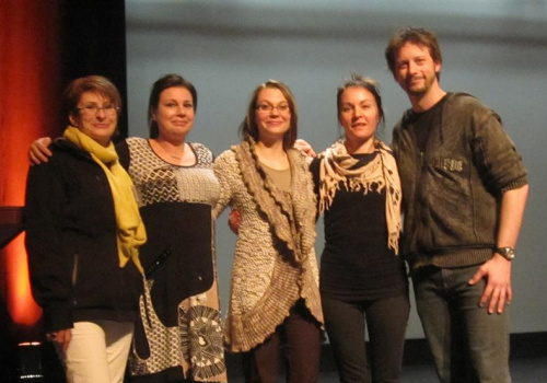 Les enseignants Suzanne Jacob, Sonia Tessier, Mélanie Beaubien et Pierre-Olivier Champagne entourent la conférencière Josée Masson.