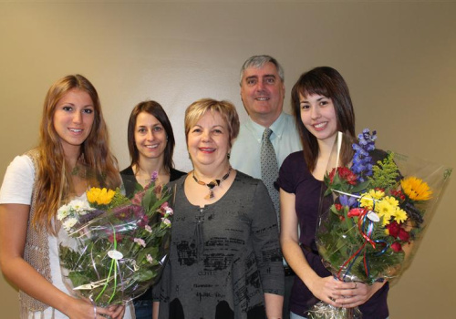 La coordonnatrice du département d'éducation physique, Pascale Chamberland, le directeur des Services aux étudiants, Réjean Paquet et la directrice des études, Lucie Comeau (au centre), ont rendu hommage aux deux étudiantes qui ont sauvé un jeune homme de la noyade : Alexandra Lussier (étudiante en Sciences humaines) et Katherine Nadeau (étudiante en Langues).