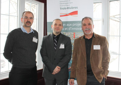 Sylvain Duquette (formateur-chercheur - Innofibre), Nicolas Giguère (ingénieur-chercheur - CMQ) et Tayeb Medjeldi (directeur - C2T3).