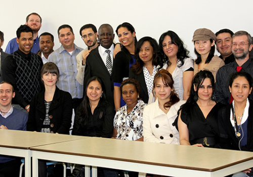 Dans la première rangée, de gauche à droite : Yannick Brisebois, Caroline LaBarre, Monica Jaramillo, Rose Nkwanine, Catalina Paniagua, Claudia Moran et Cecilia Aguirre. Dans la deuxième rangée, de gauche à droite : Robert Avila, Frayne Rafael Roa Savinon, Stevenson Arboleda, Fabio Zaidan, Mohamed Elaoumari, Afonso Feliz Kumfuluaku, Lucia Polanco Peralta, Sandra Ranaivoarivelo, Yaneth Ortega, Hao Jin, Fernando Vasquez et Guy René. Au fond, de gauche à droite : Lyon Davis et Maxime Le Meur.