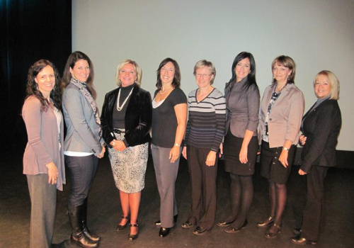 De gauche à droite : Caroline Hamel, responsable du Service de placement du Cégep de Trois-Rivières, Stéphanie Despins, coordonnatrice intérimaire pour la planification de la main-d'œuvre des soins infirmiers et Nicole St-Louis, agente administrative du secteur recrutement /sélection /embauche du CHRTR, Aline Palin, agente de la gestion du personnel à la direction des ressources humaines et développement des compétences du CSSS de Maskinongé, Monique Lévesque, conseillère en gestion des ressources humaines et Marie-Eve Diamond, coordonnatrice de soir par intérim du CSSS de Trois-Rivières, Nicole Demers, conseillère à la planification de la main-d'œuvre et responsable des activités de remplacement du CSSS de Bécancour, Nicolet-Yamaska et Odette Gagnon, collaboratrice au Service de placement du Cégep de Trois-Rivières.