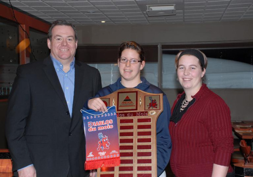 Suzie Desfossés, membre de l’équipe de volleyball AA et Diablos Stratos du mois de février 2011. Elle est en compagnie de Sylvain Desbiens, président de la Corporation Les Diablos et de Karine Ouellette, responsable des sports.