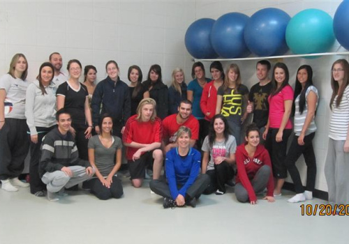 Marlène Cloutier, entourée de tous les participants au triathlon. Première rangée: Francis Proulx, Véronique Leblanc, Alexandre Mc Cormick, Kevin Mougharbel-Belzil, Marie-Élizabeth Gagnon et Valérie Montambault. Deuxième rangée: Alexandra Alie, Marie-Li Simoneau, Michael Desaulniers Desbiens, Catherine Perreault, Sarah Picard, Vanessa Rondeau-Lavaute, Vicky Pelletier, Sophie Drouin Rousseau, Mollie Joly, Anne-Marie Becotte, Jessica Parent, Stéphanie Dubreuil, Jeremy Faucher, Audrey Bourque, Marie-Pier Dorval, Marie-Pier Theriault.