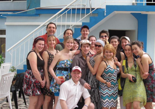 Janik Bélanger, Pierre Legris, Diane-Andrée Bouchard, Andréanne Germain, Rainer Morales, Catherine Lefebvre, Jonathan Thériault-Leboeuf (avec une casquette devant), Laury Huard (avec une casquette derrière), Sammy-Jo Moisan-Lacasse, Shany Lafontaine (avec un foulard), Gabriel Frappier, Camille Marchon (devant robe rayée) Carmen Raymond-Massey, Simon Beaudry, Andréane Lavergne-Lacasse, Rose-Anne Déry-Tremblay et Olivier Normandin (devant par terre). Absent sur la photo : Joey Arseneault-Cloutier.