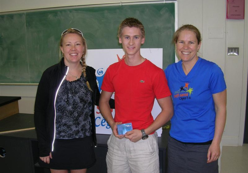 Raphaël St-Charles reçoit son prix en compagnie de Karine Bureau enseignante en chimie et Isabelle Maheux enseignante en diététique et membre du comité Défi santé.