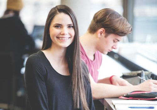 Deux étudiants à la bibliothèque
