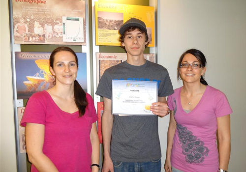 Les enseignantes Anastasia Montour et Vicky Houle entourent Cédric Guyaz, l’un des 700 finalistes au championnat provincial du Concours de jeux mathématiques et logiques.