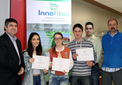 Mario Parenteau, directeur d’Innofibre, Cassandra Paravani , 2e place, Rose Bisson, 1er prix, Nicolas Thibodeau, 3e place, Marc-André Déry, enseignant au département de Biologie et chercheur chez Innofibre, Sylvain Duquette, directeur de projet chez Innofibre.