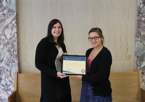 Stéphanie Blais, responsable du volet entrepreneurial au collège, en compagnie de la lauréate, Léonie Matteau, finissante en Techniques de soins infirmiers.