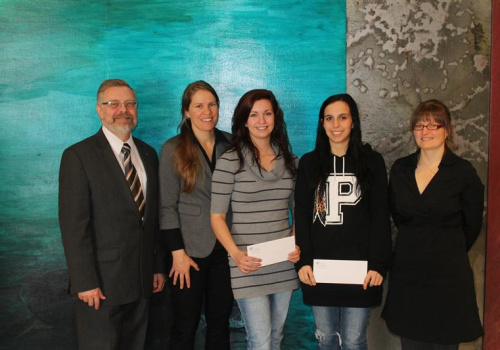 Les gagnantes du 1er prix dans le groupe 2 : Mylène Aumont et Stéphanie Matteau-Michaud. Elles sont entourées du directeur général Raymond-Robert Tremblay et des enseignantes Isabelle Maheux et Marie-Claude Bouffard.