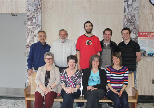 Rangée avant : Madeleine Boucher, Lynda Chabot, Danielle Héroux et Marie Colbert. Rangée arrière : Richard C. Duchesneau, René Tousignant, Luc Chicoine, Dave Dion-Labrecque et Benoît Levasseur.