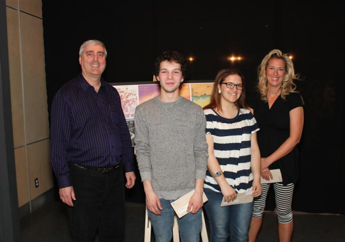 Réjean Paquet, directeur des Services aux étudiants, et Mylène Gervais, enseignante en Arts visuels, entourent les gagnants Lucas Blais (2e prix) et Marie-Joelle Hébert (3e prix).