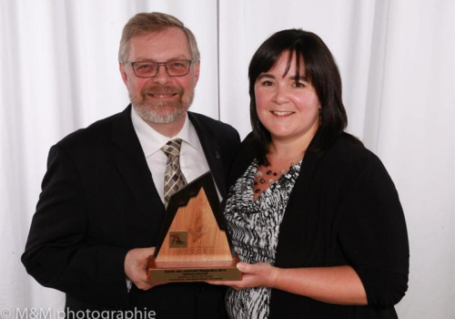 M. Raymond-Robert Tremblay remet le prix «diplômé» à Mme Chantal Champagne.