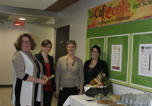 Johane Germain, présidente de Héritage Slow Food Vallée de la Batiscan, les enseignantes Marie-Claude Bouffard et Maryse Côté, ainsi qu’Hélène Bailleu, directrice adjointe aux ressources à l’enseignement.