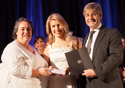 Au centre, Johanne Thibeault reçoit sa mention d'honneur des mains de la présidente du conseil d'administration de l'Association québécoise de pédagogie collégiale (AQPC), Marie-Claude Pineault, et de Robert Poulin, directeur général, ministère de l'Enseignement supérieur, de la Recherche, de la Science et de la Technologie