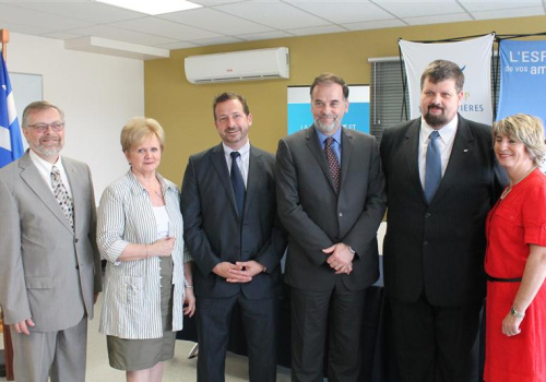 Sur la photo, de gauche à droite : Raymond-Robert Tremblay, directeur général du Cégep de Trois-Rivières, Noëlla Champagne, députée de Champlain, Yves-François Blanchet, ministre du Développement durable, de l’Environnement, de la Faune et des Parcs et ministre responsable de la région de la Mauricie et du Centre-du-Québec, Pierre Duchesne, ministre de l’Enseignement supérieur, de la Recherche, de la Science et de la Technologie, Gheorghe Marin, directeur du CMQ et Danielle St-Amand, députée de Trois-Rivières.