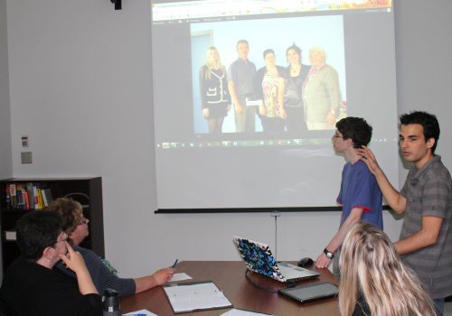 Des étudiants du programme des Techniques de l’informatique présentent leur projet à des représentants d’un OSBL de la région