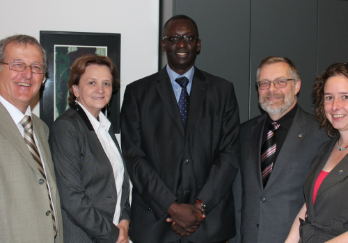 M. Denis Moreau, consultant pour le Cégep de Trois-Rivières, Mme Sylvie Thériault, directrice internationale de Cégep international, M. Fadel Niang, directeur de l'Institut Supérieur d'Enseignement Professionnel (ISEP) de Thiès au Sénégal, M. Raymond-Robert Tremblay, directeur général du Cégep de Trois-Rivières ainsi que Mme Marie-Hélène Paquet, attachée d'administration au service de Coopération et développement international du Cégep de Trois-Rivières.