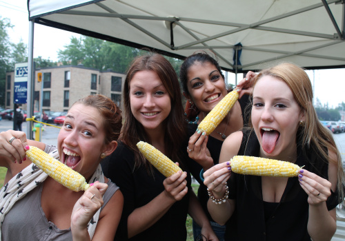 Des étudiantes dégustant leur épis de maïs