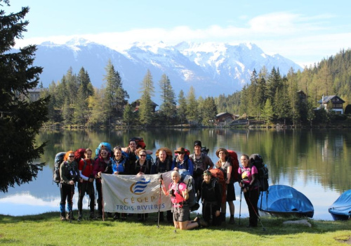 Le Club pein air La Cordelle au bord d'un lac avec le drapeau du cégep TR