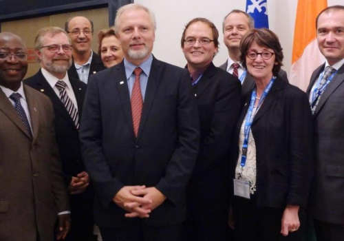 Autour du ministre Jean-François Lisée, dans l'ordre habituel: Philippe Mpeck, et Raymond-Robert Tremblay, respectivement coordonnateur du Service de coopération et développement international ainsi que directeur général du Cégep de Trois-Rivières, Larbi A.Yahia, gestionnaire des projets internationaux et spéciaux à l'Institut maritime du Québec, Sylvie Thériault, directrice générale de Cégep international, Stéphane Labrecque, responsable des affaires internationales au Cégep de l'Abitibi-Témiscamingue, Mathieu Cormier, directeur général du Cégep de Saint-Laurent, Murielle Lanciault, directrice générale du Cégep du Vieux-Montréal, et Marc Bertrand, directeur de la formation continue et des affaires internationales au Cégep de l'Abitibi-Témiscamingue.