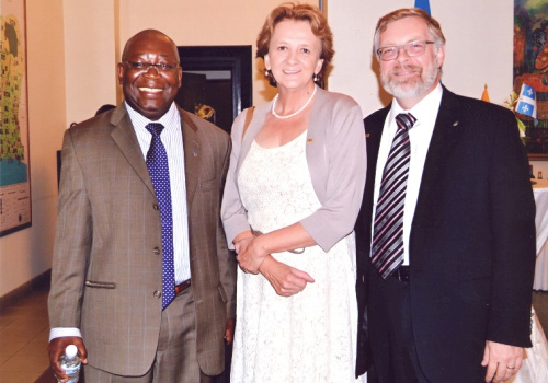 Philippe Mpeck, coordonnateur du Service de coopération et de développement international, Sylvie Thériault, directrice générale de Cégep international, et Raymond-Robert Tremblay, directeur général du Cégep de Trois-Rivières, lors du Forum Québec-Sénégal.