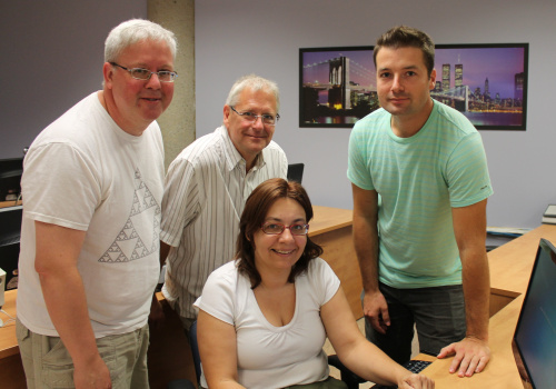 Les enseignants Luc Morin (Mathématiques), Luc Archambault (Littérature) et Simon Lévesque (Physique) entourent Chantal Desrosiers, conseillère pédagogique TIC au Cégep de Trois-Rivières.