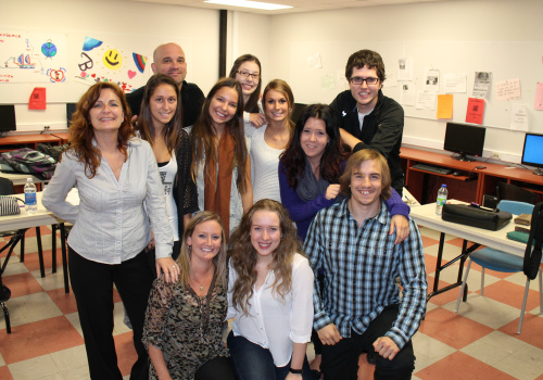 Devant, Julie Desrochers, Flavie Nadeau-Larouche et Raphaël Houle. Au deuxième rang, Luce Doré (enseignante), Meghan Tremblay, Daphnée Laroche-Provencher, Laurence Lamothe, et Mylène Hould. Sur la troisième rangée, Jean Fournier (enseignant), Élisabeth Ruel, François Gauthier.