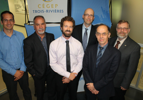 Frédéric Domingue, directeur du laboratoire des microsystèmes et télécommunications (LMST) de l'Université du Québec à Trois-Rivières, Tayeb Medjeldi, directeur général du C2T3, Maxim Gélinas, vice-président du conseil d'administration d'Innovation et Développement économique Trois-Rivières, Jean-Philippe Saia, président et chef de la direction de Sogetel, Danny Collard, président d'AudioW3 et Raymond- Robert Tremblay, directeur général du Cégep de Trois-Rivières