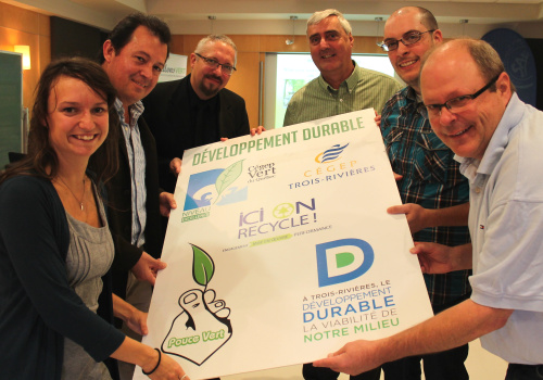 Cynthia Boudreau de l'organisme Roulons VERT, Javier Escamilla du groupe Piliers Verts, André Lavoie, directeur général de Roulons VERT, Réjean Paquet, directeur des services aux étudiants du Cégep de Trois-Rivières, Gabriel Hamelin, technicien en loisirs et responsable de l'environnement au collège, ainsi que Daniel Tessier, coordonnateur des services aux étudiants au cégep.