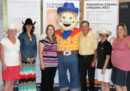 Francine Beaulieu, comité mascotte, Geneviève Frappier, coordonnatrice aux communications du Festival Western de St-Tite, Catherine Béland, étudiante AEC Techniques de graphisme, Galop, mascotte du Festival Western de St-Tite, Gilles Champoux, directeur du Service de la formation continue Cégep de Trois-Rivières, Diane Bédard, coordonnatrice comité de la mascotte, Kim Burton, responsable secteur communications et graphisme Service de la formation continue et aux entreprises du Cégep de Trois-Rivières.