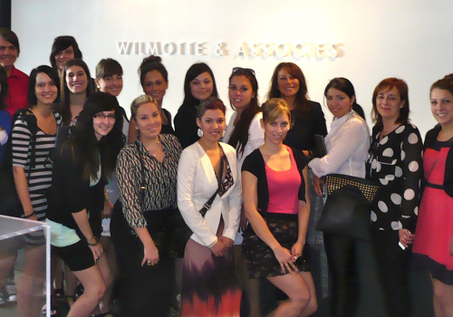 Le groupe chez Wilmotte & associés. Devant, Francine Gauthier, enseignante, Karine Marcoux, Audrey Durand, Mylène Froment-Cousineau, Joanie Fréchette, Marie-Christine Clément et Krystelle Laforge. Au second rang, Isabelle Lafrenière, Étienne Hubert, Néomie Hodess, Anne-Marie Montreuil, Laurence Garand-Théberge, Catherine Moroté, Eden Mayer, Fannie Canin, Borina Andrieu, directrice, Wilmotte & Associés, Ninoska Angarita, Lise Rompré, enseignante, Mylène Ferron, Marc Dutoit, directeur Studio Design pour Wilmotte & Associés et Renée Elliott, enseignante.