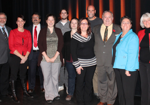 Raymond-Robert Tremblay, directeur général, Catherine Dufresne, candidate, Pierre-Benoit Fortin, candidat, Kim Dupont, enseignante, Olivier Madore-Miette, étudiant, Marilyne Lafrenière, enseignante, Caroline Lachance, enseignante, Pierre Letarte, enseignant et animateur du débat, Richard St-Germain, candidat, Sylvie Tardif, candidate et Marcelle Girard, candidate.