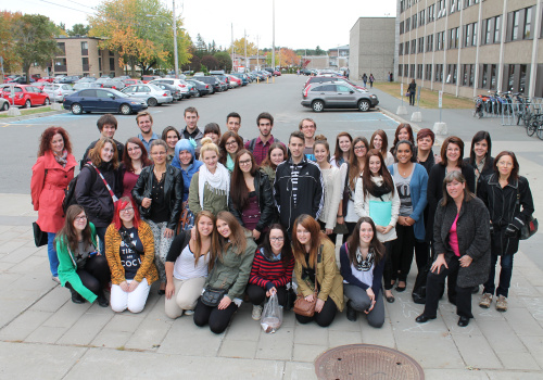 Le groupe d'étudiants langues sur le stationnement du pavillon des Humanités du cégep TR