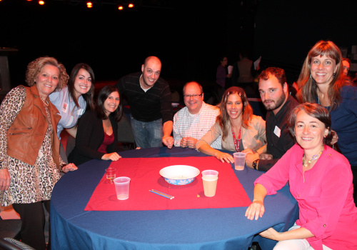 Un groupe de personnes autour d'une table