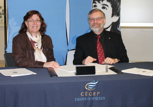 Mme Nicole Audy, directrice intérimaire des services éducatifs, linguistiques et culturels au Conseil de la nation atikamekw et M. Raymond-Robert Tremblay, directeur général du Cégep de Trois-Rivières ont signé une entente de collaboration afin de favoriser l'intégration et l'adaptation à la vie étudiante et à la vie urbaine des élèves atikamekws loin de leur communauté.