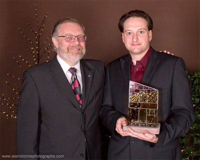 Raymond-Robert Tremblay félicite André Beaudoin qui tient fièrement son Chamberland.