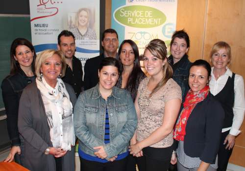 Au premier rang, Nicole St-Louis du Centre hospitalier affilié universitaire régional, Joanne Béchard du CSSS de Maskinongé, Marilyn Branchaud de Place aux jeunes/Desjardins de la MRC de Maskinongé et Caroline Hamel du Service de placement du Cégep de Trois-Rivières. Sur la deuxième rangée, Stéphanie Despins du Centre hospitalier affilié universitaire régional, Louis-André Grenier et Laurier Lemire du CSSS de Bécancour et Nicolet-Yamaska, Karine Lefebvre et Annie Cossette du CSSS de Maskinongé ainsi que Florence Vincent du Service de placement du Cégep de Trois-Rivières.