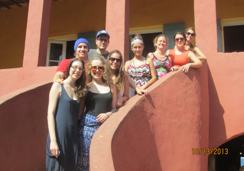 Des étudiants en Travail social du cégep TR au Sénégal dans un escalier