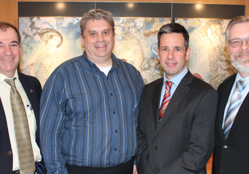 Gilles Champoux, directeur du Service de la formation continue du Cégep de Trois-Rivières, Pierre Levasseur, directeur adjoint des études du Collège Shawinigan, Alain Rivard, enseignant au Service de la Formation continue et aux entreprises du Cégep de Trois-Rivières, et Raymond-Robert Tremblay, directeur général du Cégep de Trois-Rivières.