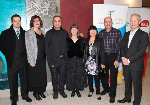 Simon Lévesque, président du conseil d'administration de Coopsco, Danielle Piché, directrice générale de Coopsco, Claude Dubois, Lucy Sicard, directrice générale de la Fondation, Linda Pellerin, vice-présidente administration Marmen, Yves Bourque, vice-président marchés nationaux Marmen, Alain Turcotte, président-éditeur Le Nouvelliste