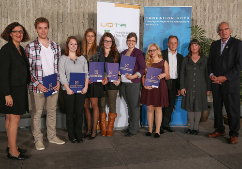 Bourses de 1 250 $ remises par la Fondation de l'UQTR à des diplômés du Cégep de Trois-Rivières. De gauche à droite : Nadia Ghazzali, rectrice de l'UQTR, Gabriel Laroche, Sophie Bergeron, Camille Montreuil, Caroline Lemay, Joanie Randlett, Paméla Christofferson Desaulniers, François Beauchesne, trésorier du conseil d'administration de la Fondation de l'UQTR, Lucie Sicard, directrice générale de la Fondation du Cégep de Trois-Rivières et Jean-Guy Paré, président du conseil d'administration de la Fondation de l'UQTR.