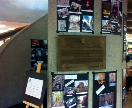 Mur de photos à la bibliothèque du cégep TR