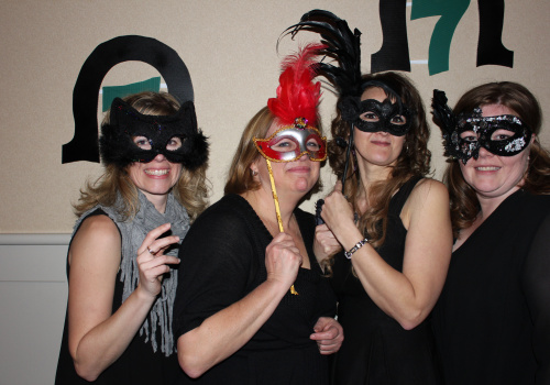 Quatre femmes portant un loup au bal masqué du vendredi 13