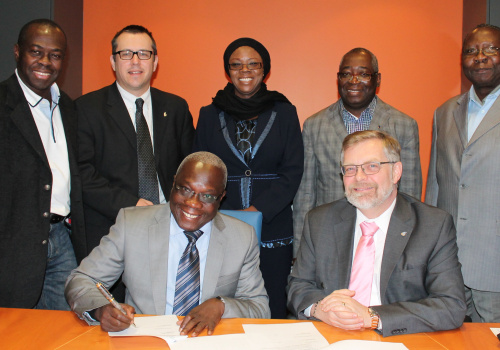 Devant, M. Inza Soumahoro, conseiller technique du ministre d'État, directeur du Service de coordination et d'Exécution des Projets (SERCEP), MEEASTFP ainsi que M. Raymond-Robert Tremblay, directeur général du Cégep de Trois-Rivières. Derrière, M. Hippolyte Tollah, enseignant au Département des sciences sociales du Cégep de Troirs-Rivières, M. Denis Rousseau, directeur des études du Cégep de Trois-Rivières, Mme Sidibe Khadidia, inspecteur général, coordonnateur des Sciences physiques et chimiques fondamentales et appliquées, MEEASTFP, M. Philippe Mpeck, coordonnateur du SCDI du Cégep de Trois-Rivières et M. Maninga Gbato, directeur général de la formation professionnelle, MEEASTFP.