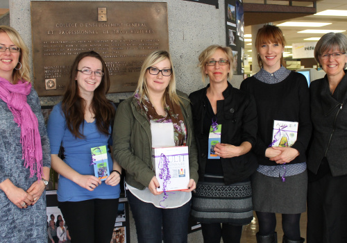 Maryse Saint-Pierre, animatrice linguistique, Jessica Ferron, 1er prix « catégorie élèves », Jessica Bergeron, 2e prix « catégorie élèves », Nathalie Davis, 1er prix « catégorie membres du personnel », Marie-Geneviève Ricard, prix de participation et Lucie Hamel, directrice à la Direction adjointe au soutien pédagogique et à la réussite. Absent de la photo : Nicolas Simon, 2e prix « catégorie membres du personnel ».