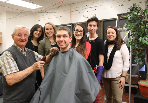 Les membres de l’entreprise-école Vision C3R lors de l’activité « Montre-moi ta moustache ». Entourant Mathieu Lefebvre, M. Marcel Nobert, barbier, Stéphanie Blais, responsable de l’entrepreneuriat au cégep, Amélie Rivard, Anabelle Dubé, Vincent Blais et Laeticia Grosset.